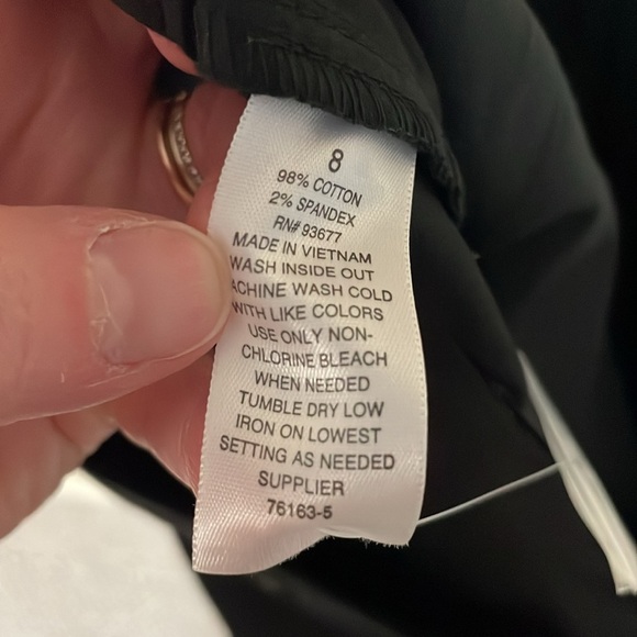 a.n.a Size 8 Black Bermuda Mid-rise 9” Inseam Soft Khaki Shorts with Pockets - Picture 11 of 11